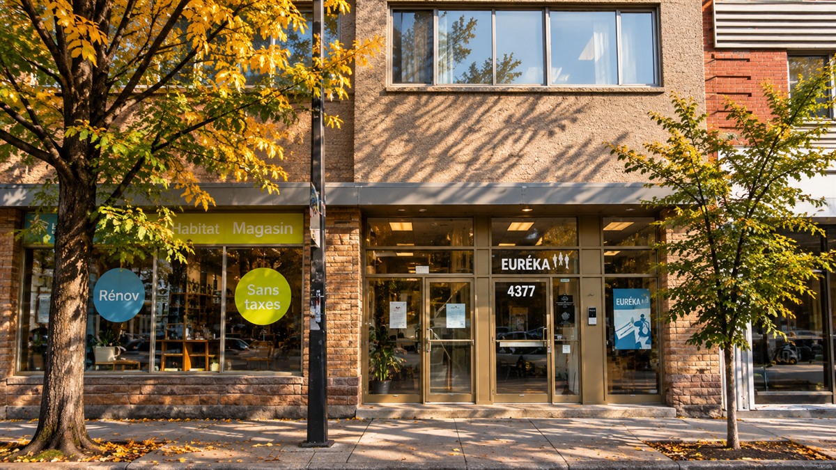 La vitrine du Centre Eurêka, rue Notre-Dame Ouest à Montréal, entourée d’arbres aux couleurs d’automne.
